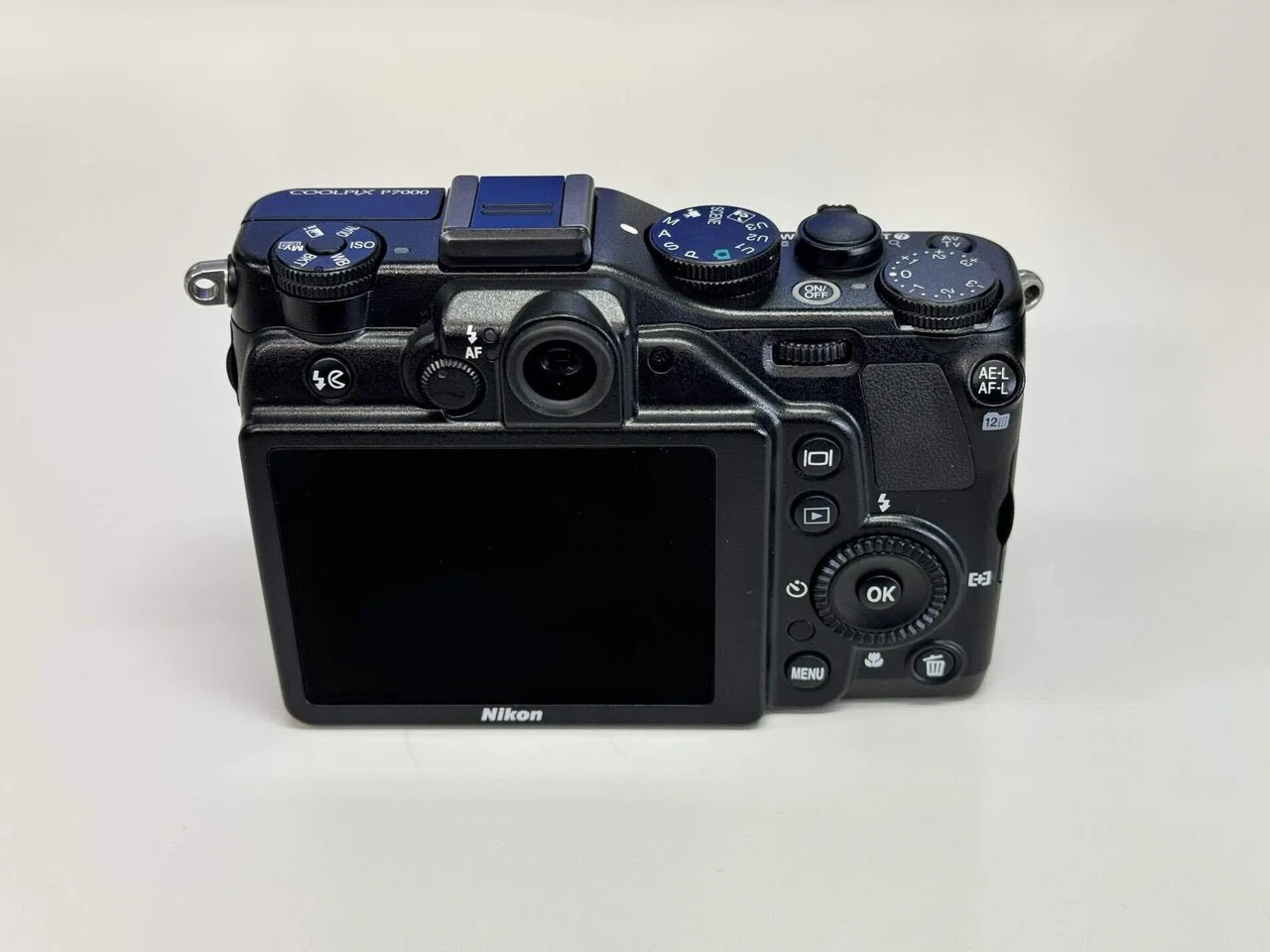 Nikon P7000 というズーム連動式OVFのコンデジ|toibo Nikon P7000 というズーム連動式OVFのコンデジ|toibo