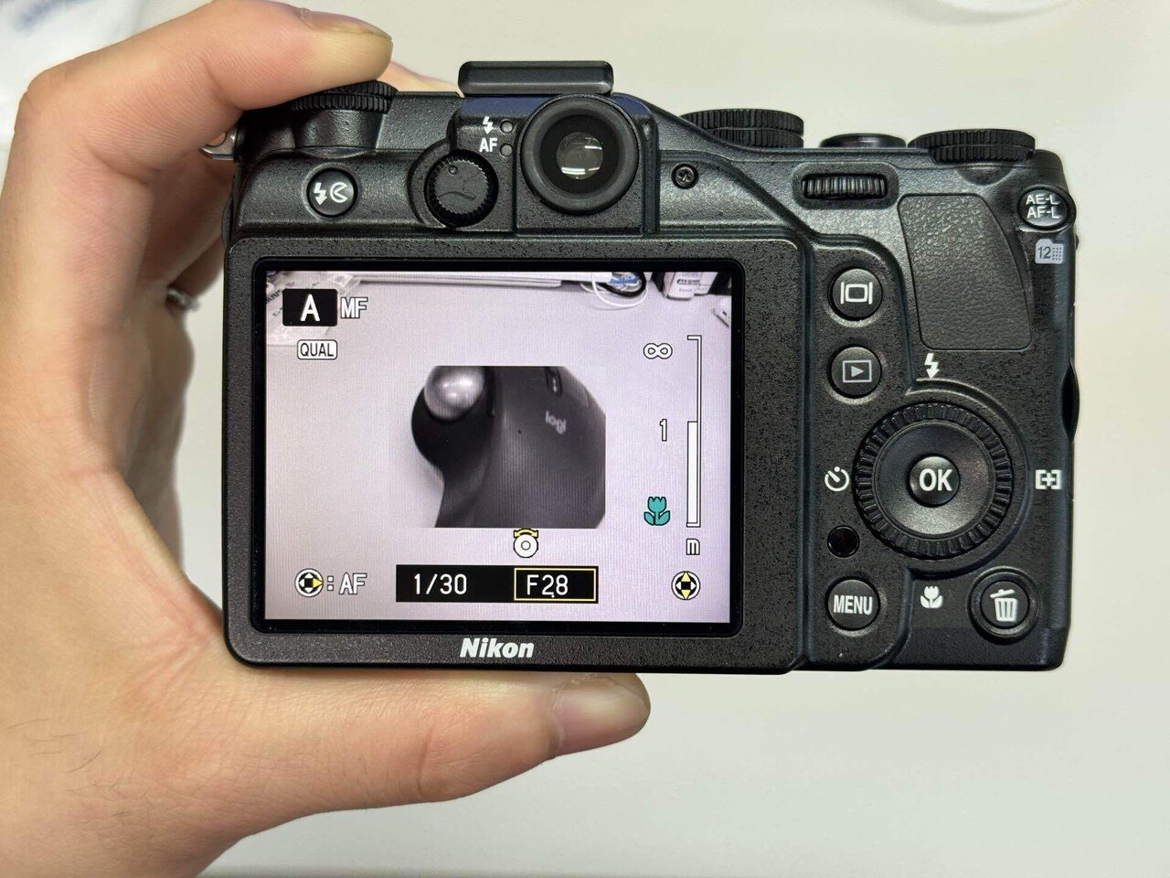 Nikon P7000 というズーム連動式OVFのコンデジ｜toibo