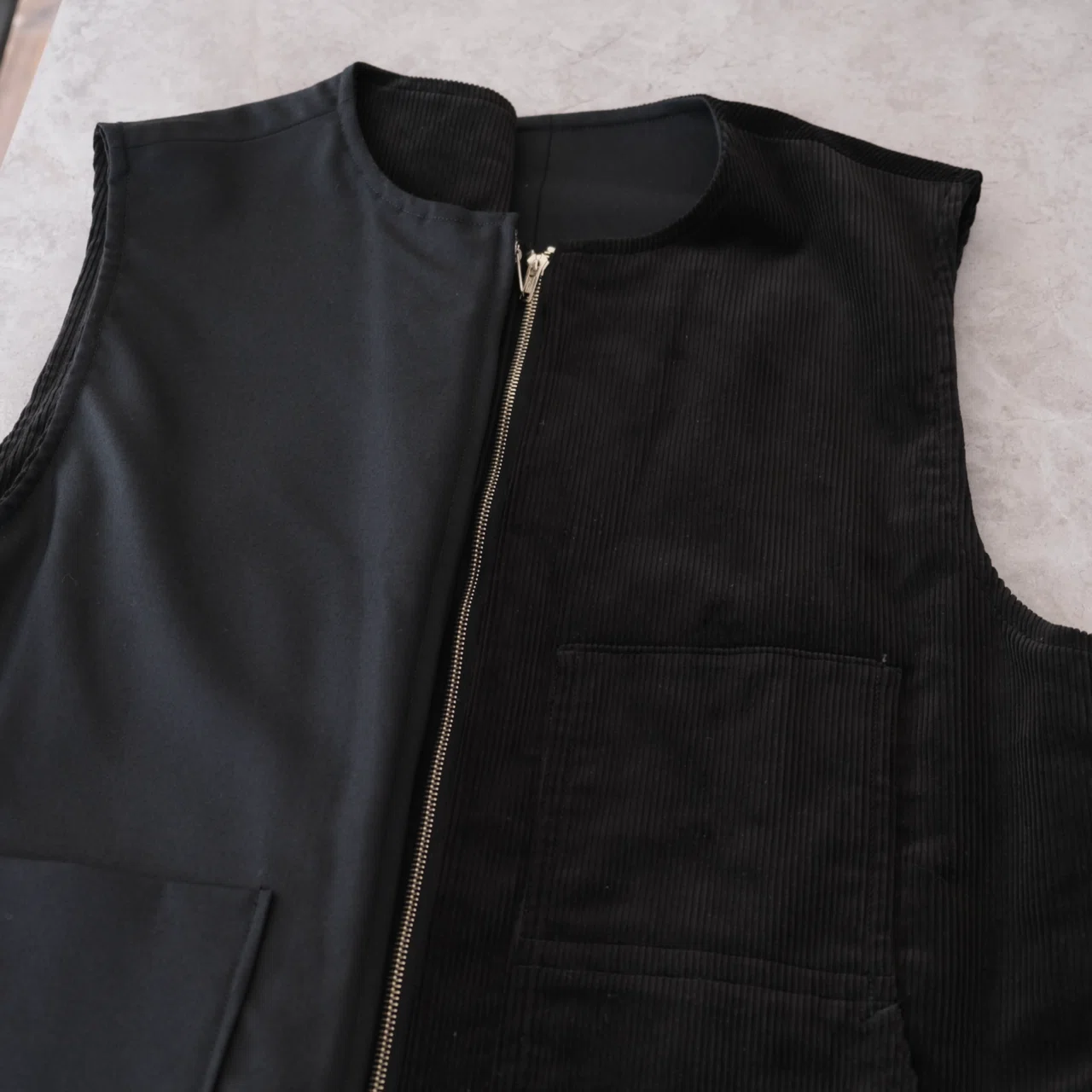 BISOWN 25SS ブラック コットンギャバリバーシブルベスト 両A面ベスト。日本の素晴らしい生地を体感してください。｜水岡
