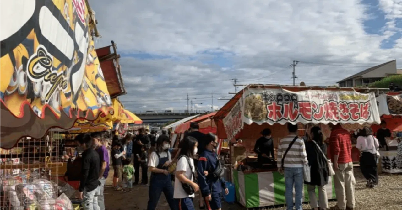 赤や黄のテントを張った露店が河原を埋め尽くす！香川県高松市の『春日