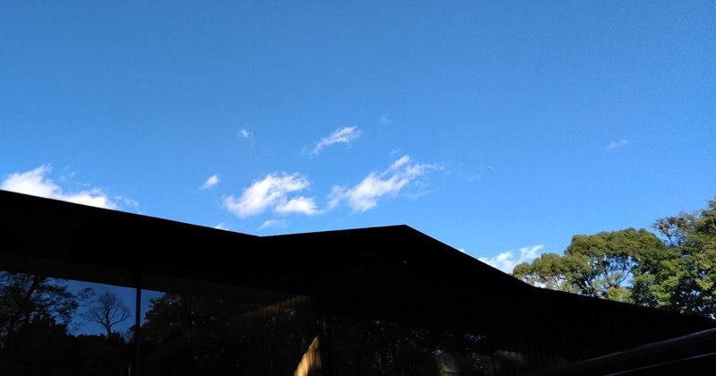 一級建築士学科試験で学べる晴れた日の空は、なぜ青く見えるのか？