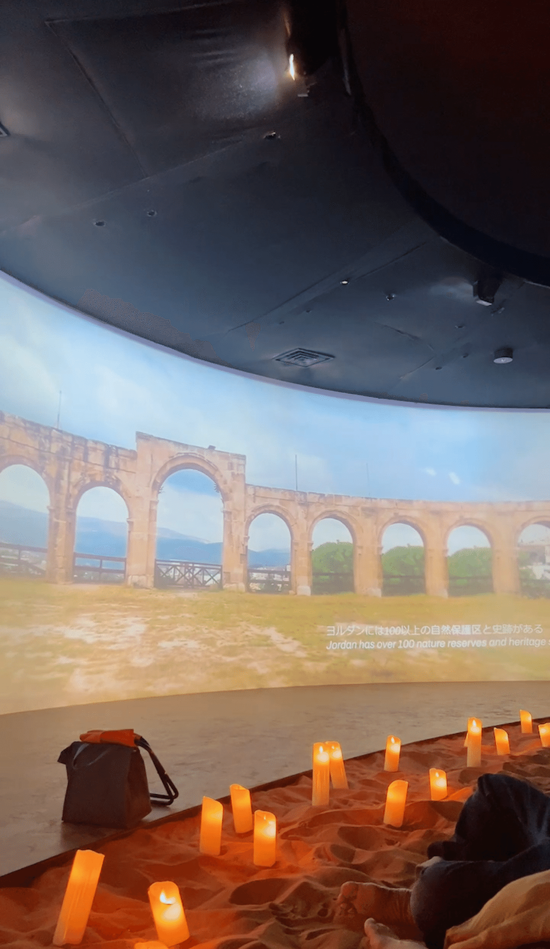 ① 大阪・関西万博 ヨルダンの砂 サンドアート ヨルダン館 ヨルダン館で、砂のアート体験を！🏜️ アーティストが砂で描く