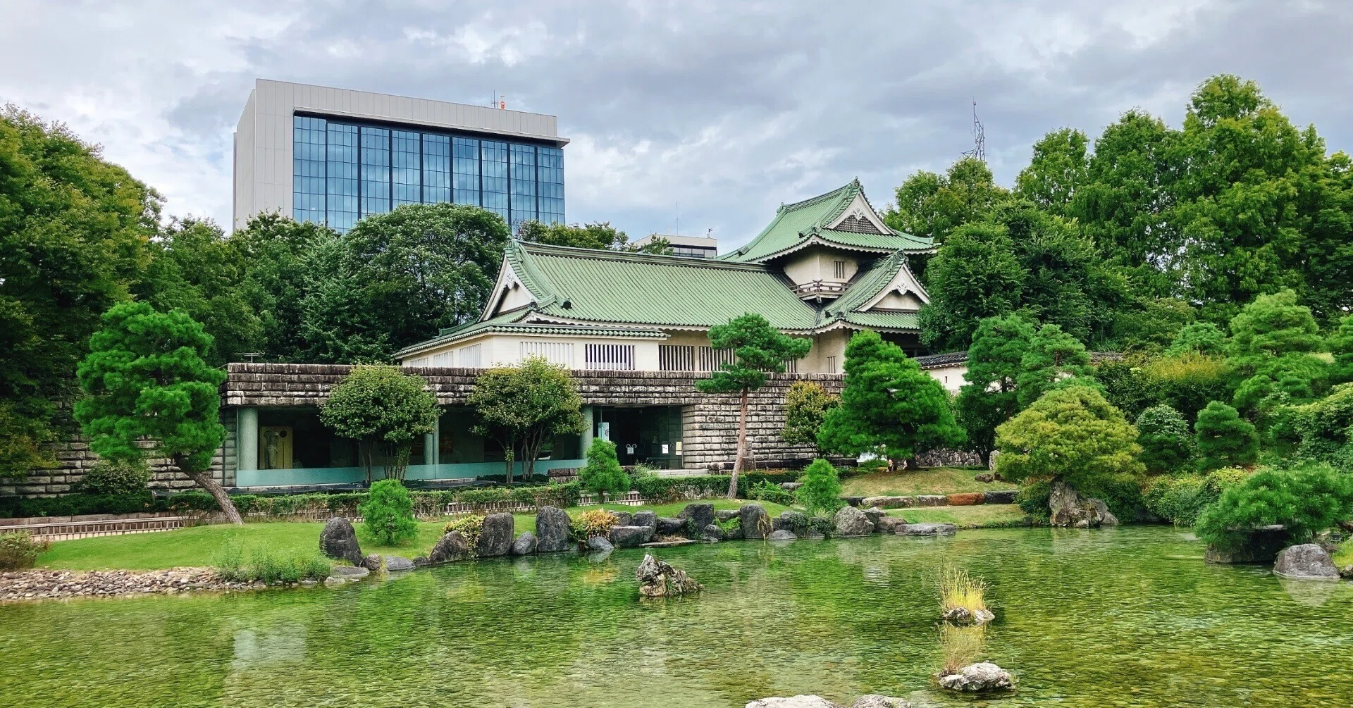 佐藤記念美術館とクメールの陶器｜村崎柘榴