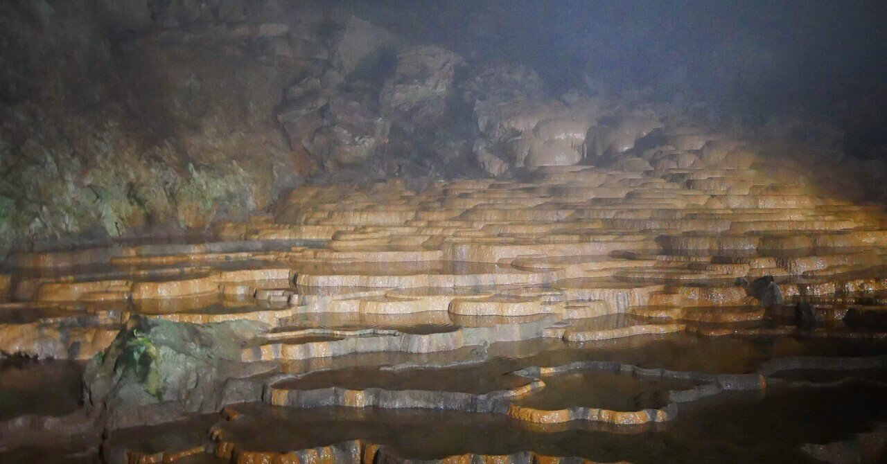入手困難　乳白色の鍾乳石　青メノウ台付　　岡山県新見市産 原始時代にタイムトリップ！？ 「鍾乳洞」を探検しよう | Honda