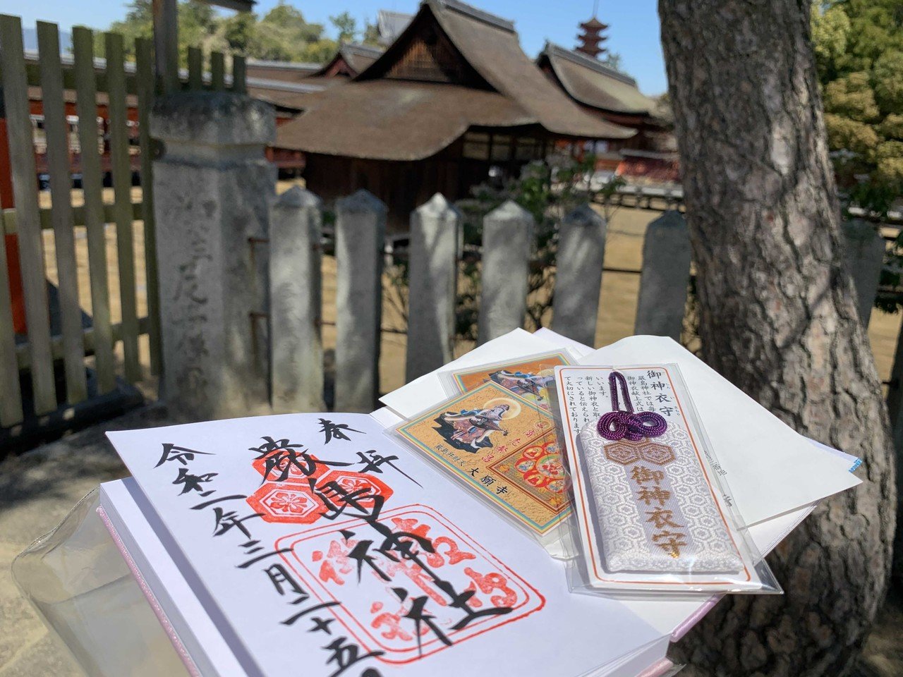 かおたんと安芸の宮島の厳島神社に来ています。 かつては禁足地であった宮島。 フェリーでその島に降り立つと 伊勢神宮の内宮や、宮崎の天岩戸神社の