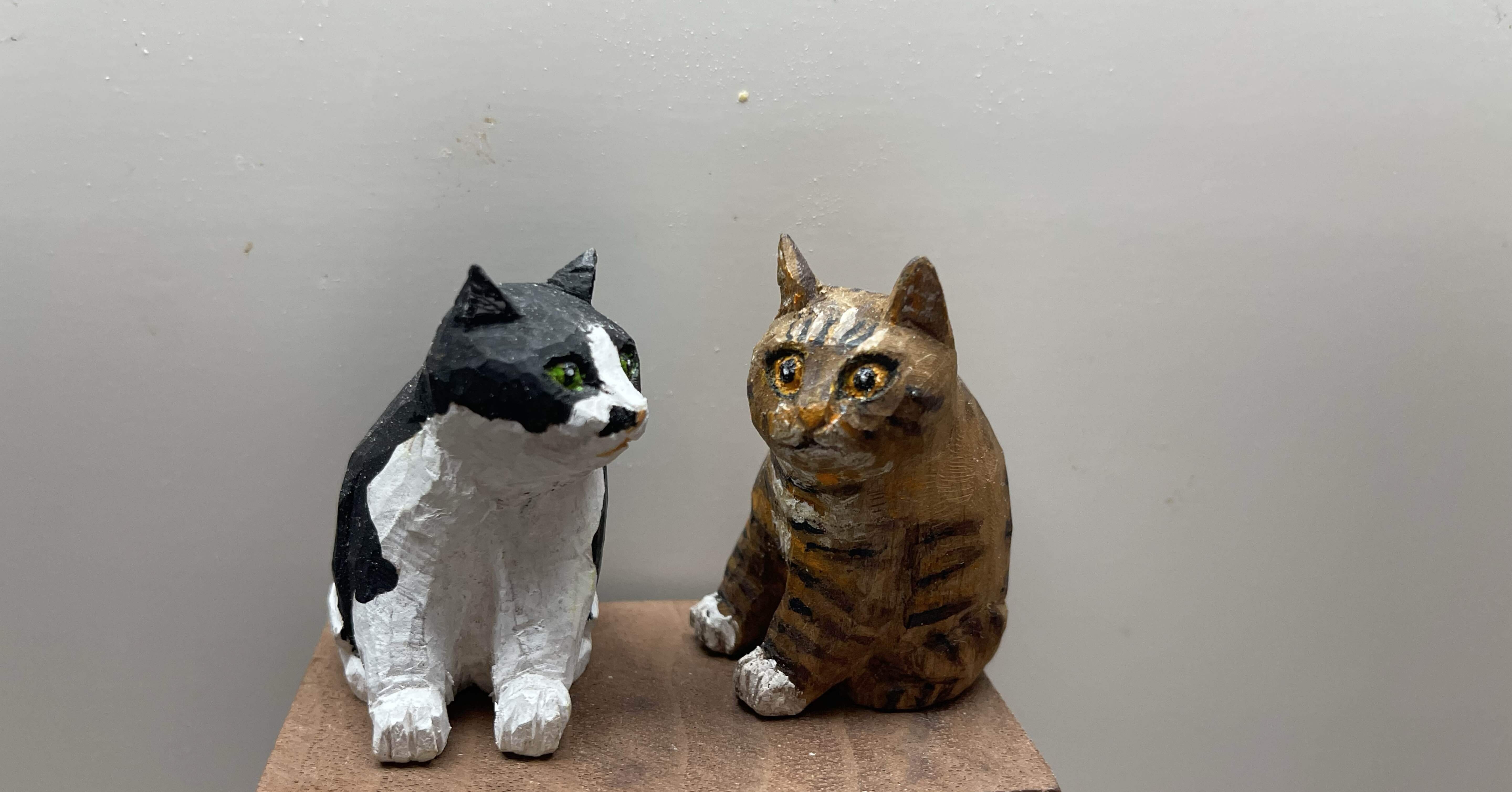 木彫りのニャンコ 可愛い白黒ハチワレとキジトラを彫る｜森の和