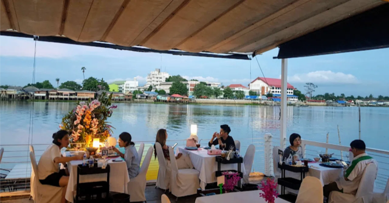 Inside Riverside Res Riverside Restaurant in the Bangkok Suburbs: