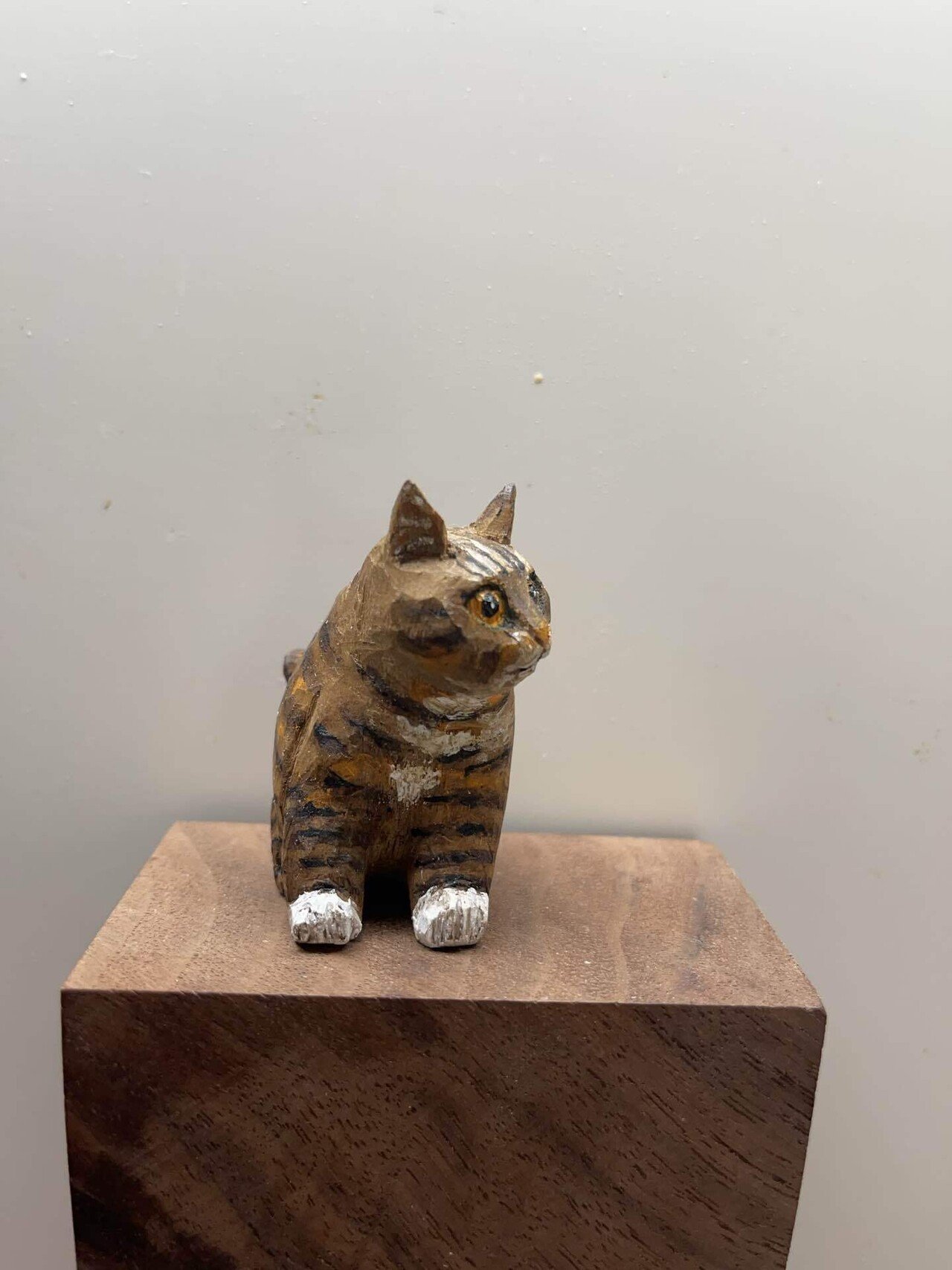 木彫りのニャンコ 可愛い白黒ハチワレとキジトラを彫る｜森の和