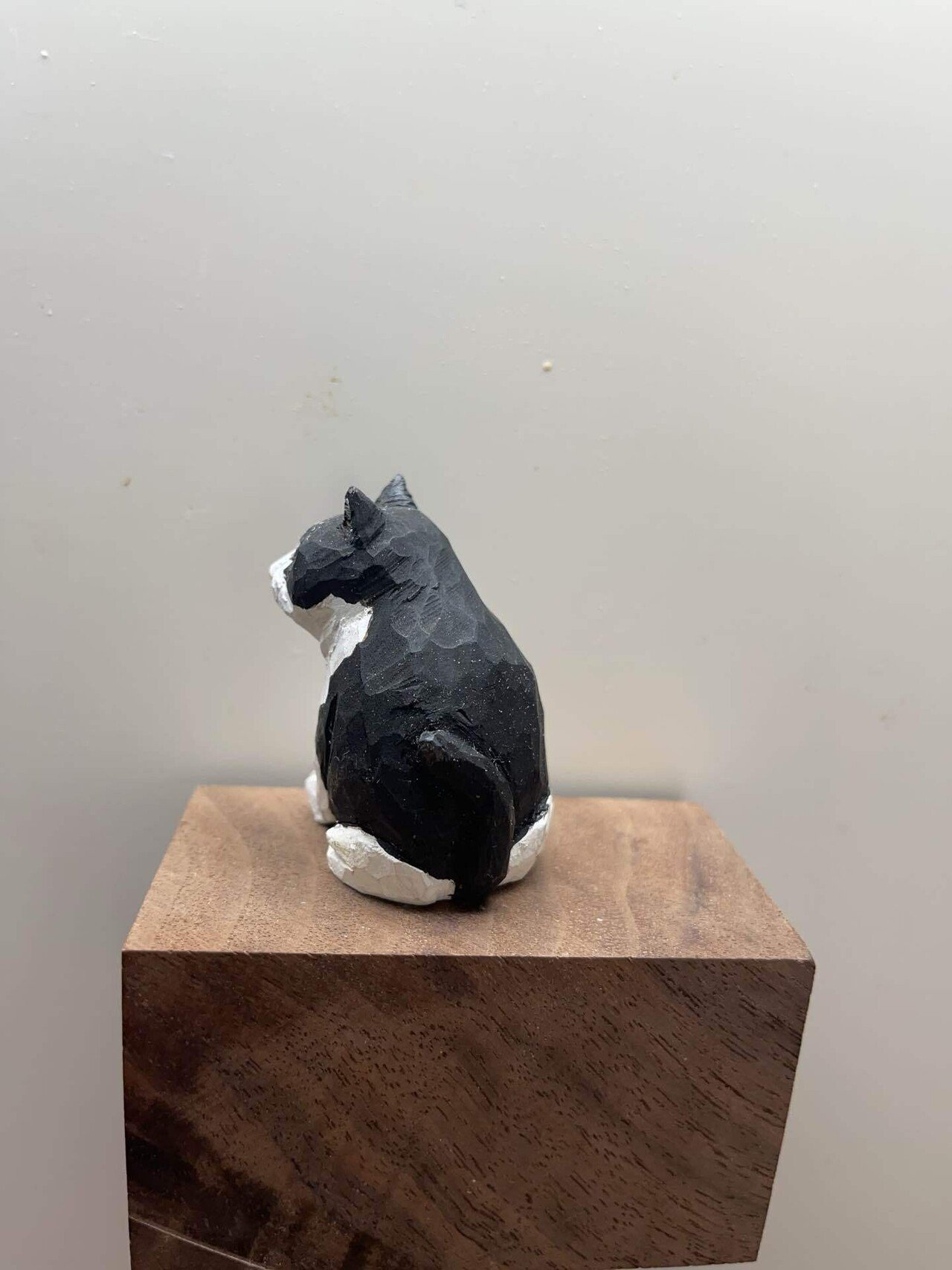 木彫りのニャンコ 可愛い白黒ハチワレとキジトラを彫る｜森の和