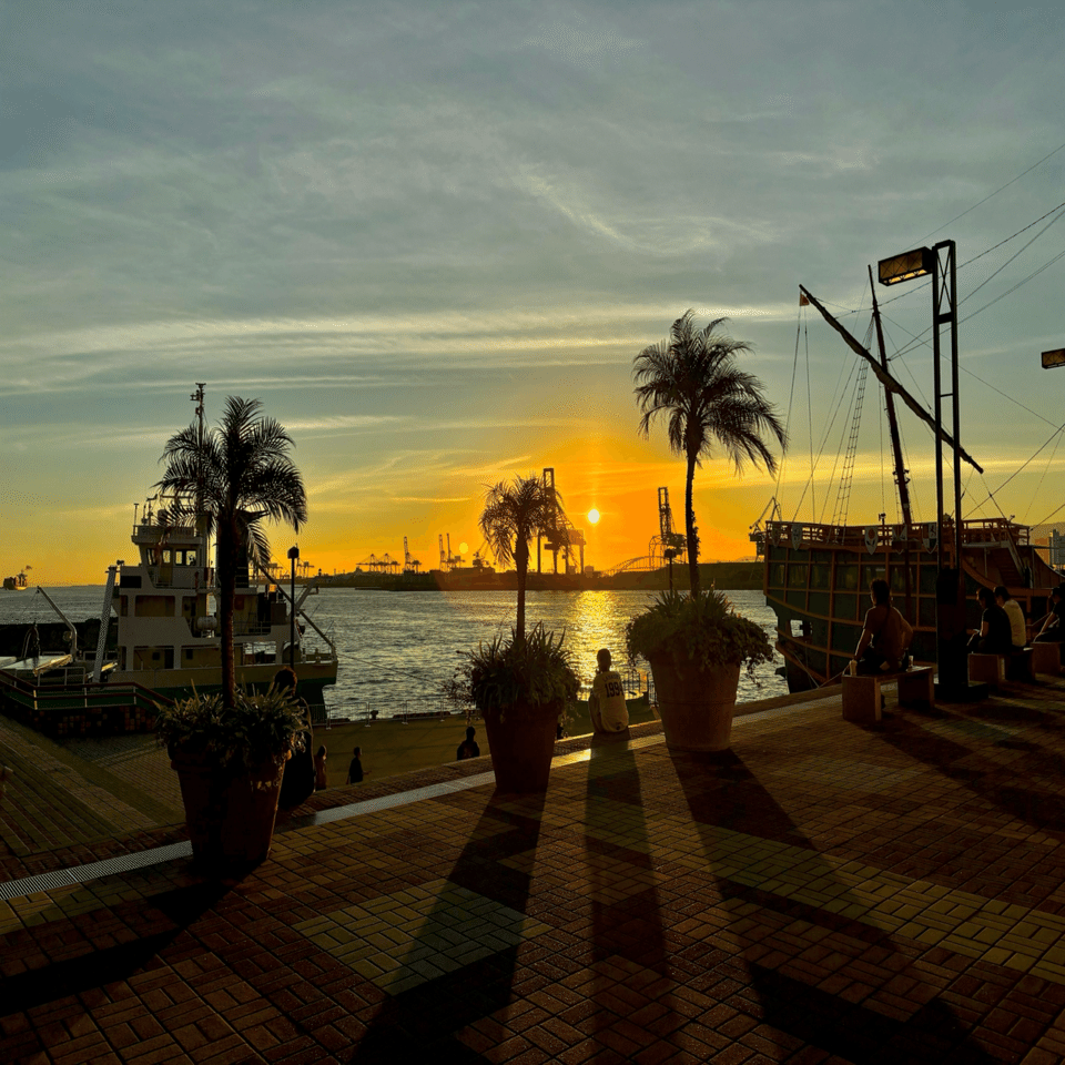海へ沈む夕日、人々と人魚姫。｜いろ