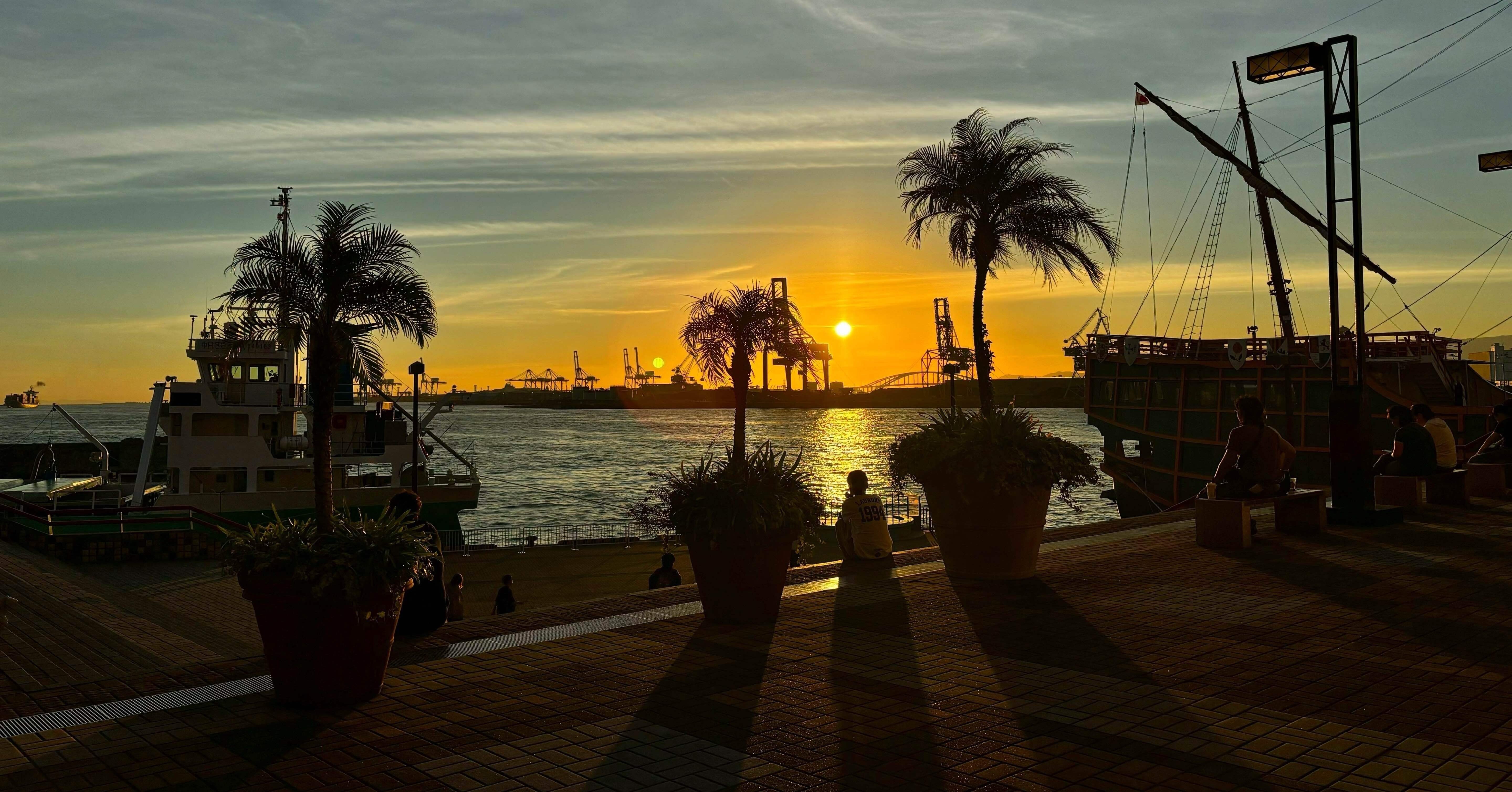 海へ沈む夕日、人々と人魚姫。｜いろ