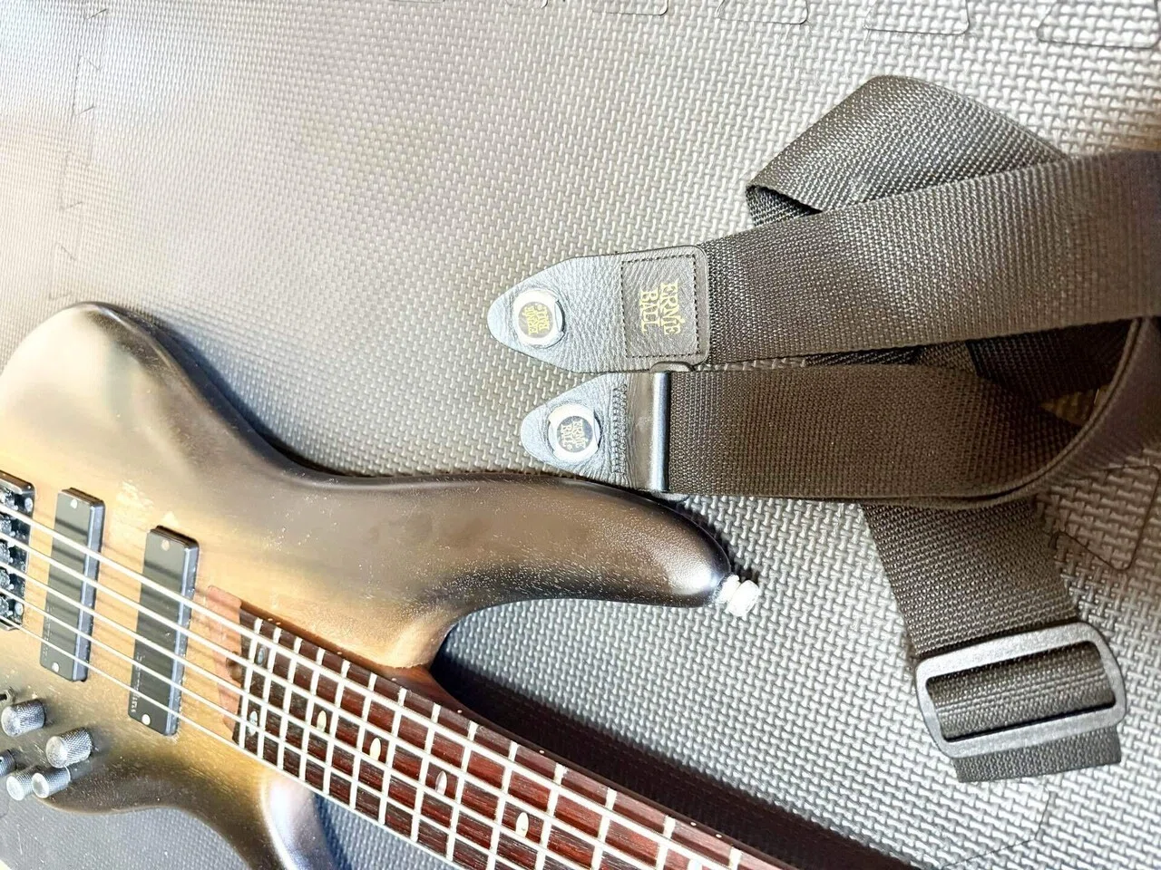 楽器のストラップ ロックピンは、ERNIE BALL 4600 Strap Lock Nickelが