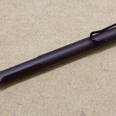 金属の質感も素晴らしい廣瀬鐡筆堂の双頭式芯ホルダーです。軸のえぐれ