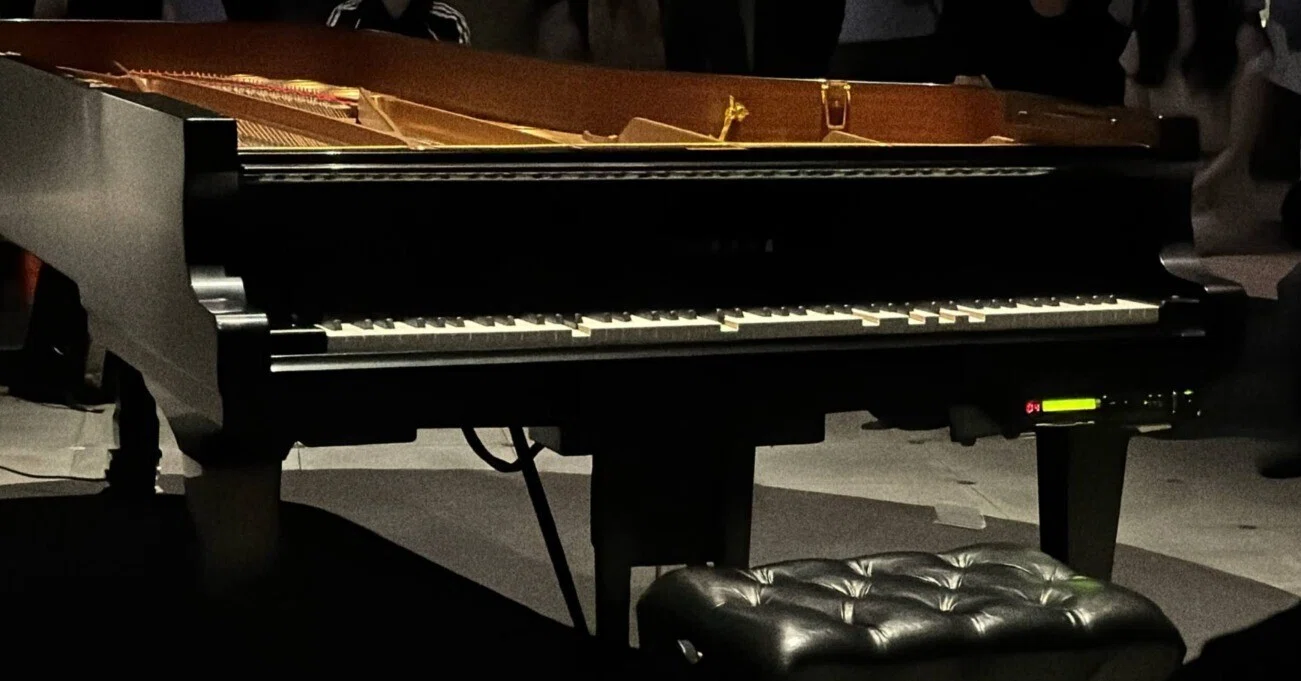 その場に坂本龍一はいないけど、真に、坂本龍一の生ピアノの演奏。拍手