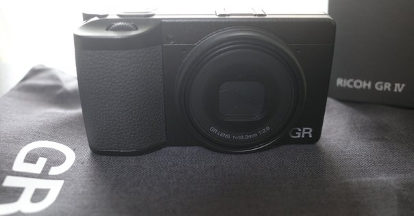 RICOH GR IV — 5 軸補正と 53 GB を備えたスナップ特化機｜りょ