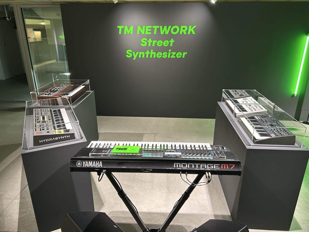 ついに、小室さん所有のシンセ（実機）に囲まれる日が来た