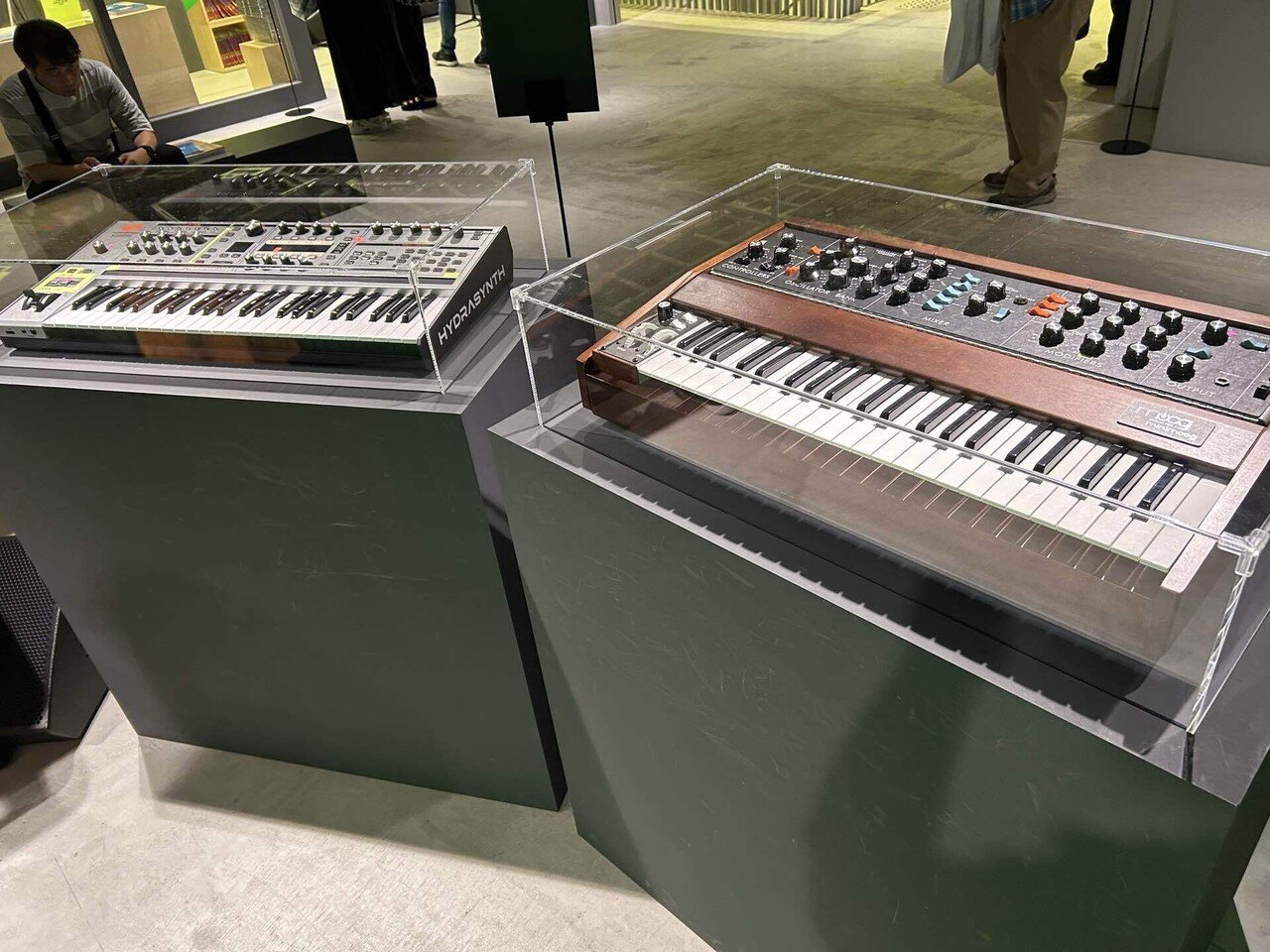 ついに、小室さん所有のシンセ（実機）に囲まれる日が来た