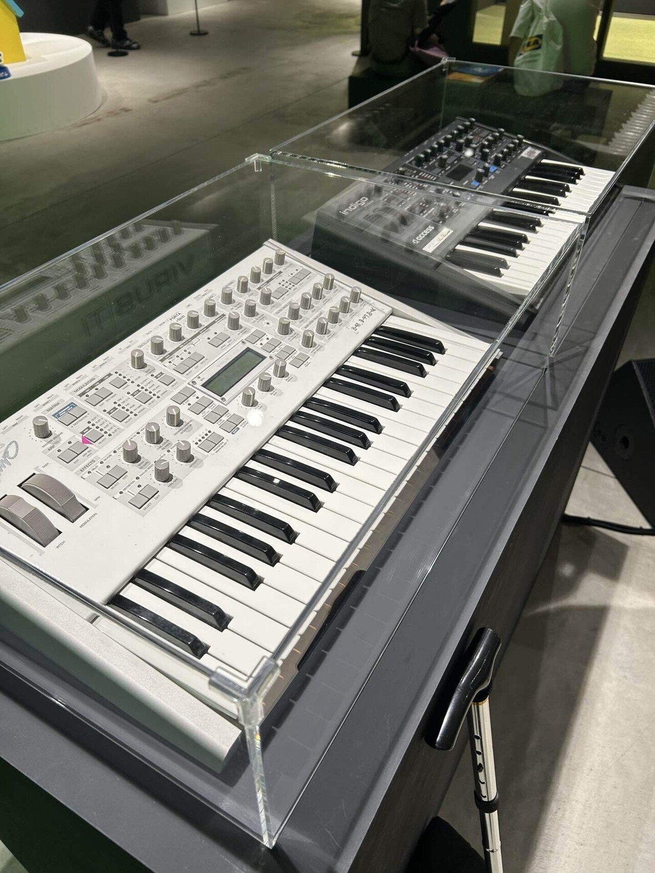 ついに、小室さん所有のシンセ（実機）に囲まれる日が来た