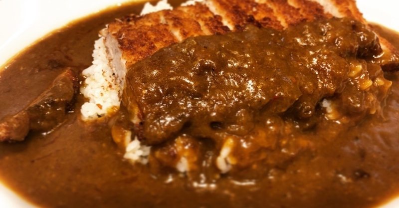 カレーライスをほおばりながら。