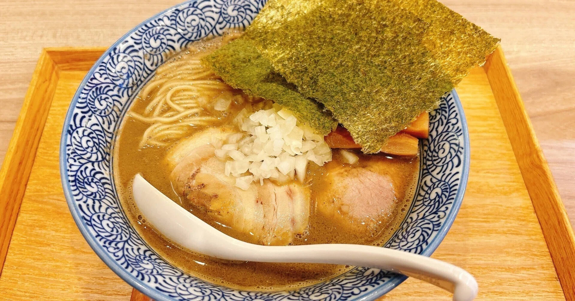 煮干乃宴:香ばしさがクセになる濃厚煮干しスープ。選べる麺も嬉しい