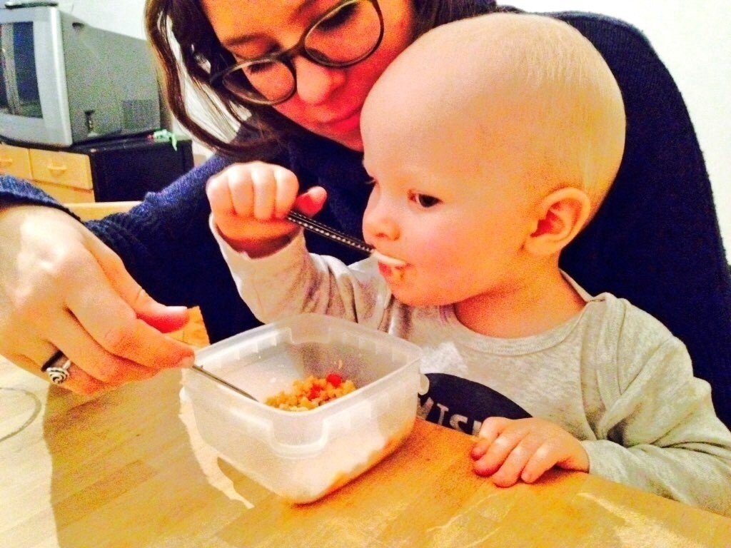 エマとヴィッゴが遊びに来て 今日もワイワイ 顔がだいぶ赤ちゃんから子どもへと変化してきたな プラチナブロンドの髪も生えてきた みのおばさん Minotati は今日はドラえもんと大きな栗の木の下でを Minori Note