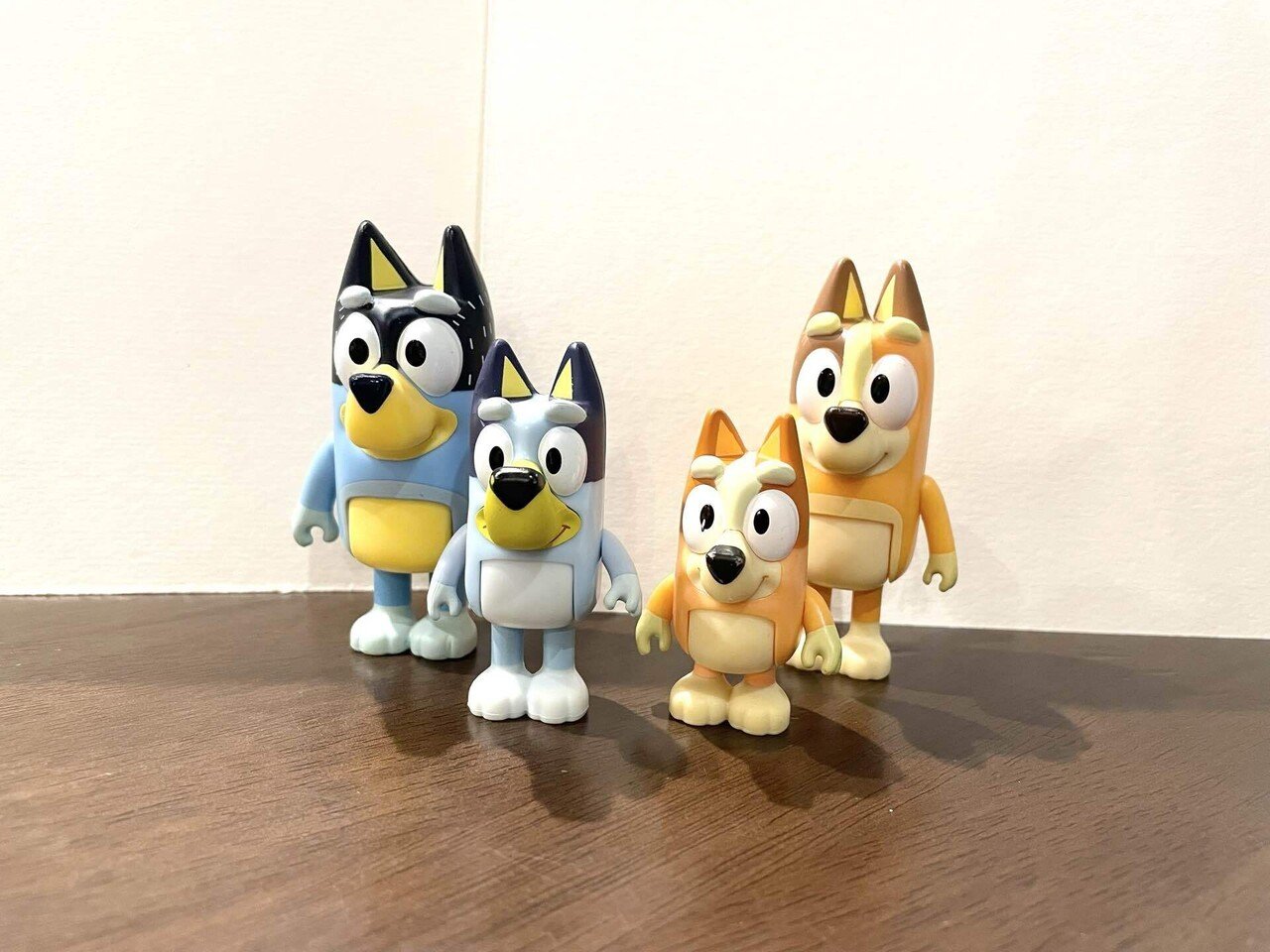 Bluey Heeler Family 4WD車両とフィギュア4個パック 2.5-3インチ