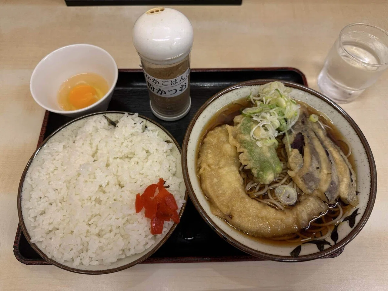 タモさん御用達のそばよし 日本橋店の野菜天そばとおかかごはん