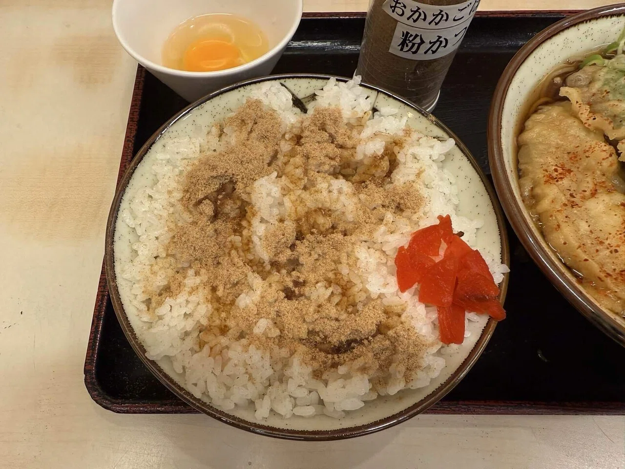 タモさん御用達のそばよし 日本橋店の野菜天そばとおかかごはん