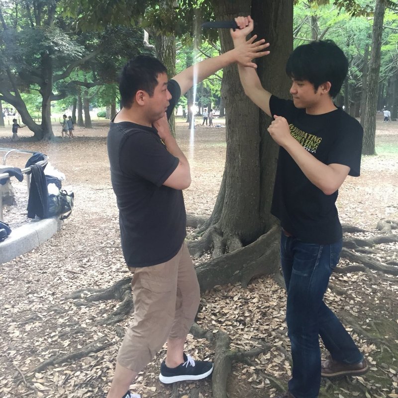 逆手ナイフ攻撃に対するごく基本的な返し技の連続コンビネーション 連続写真つき解説 アーバンシラット協会note版 Note