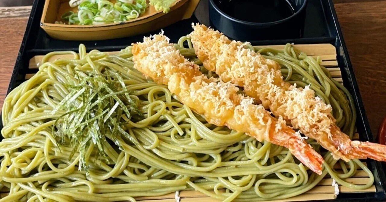 こまどりうどん「天ざる茶そば」の海老天が100点満点だった。｜サカイ