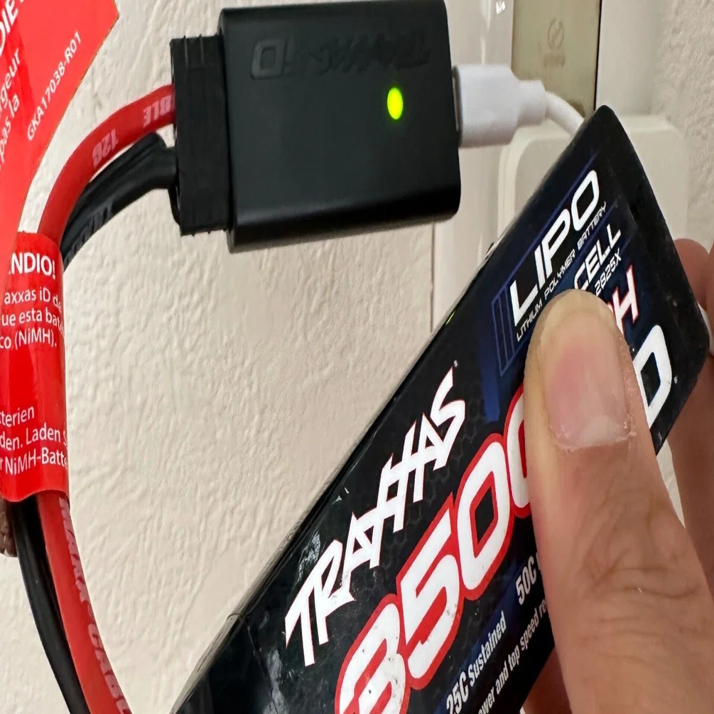 神アイテム発見】トラクサス専用バッテリーをスマホ充電器で充電する