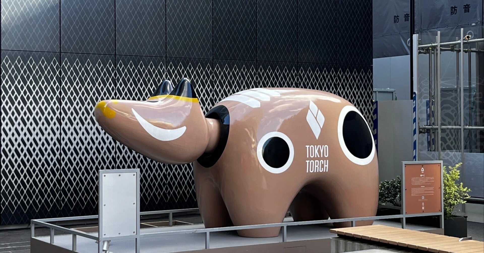 vol.5] 東京の守り神に？常盤橋に鎮座する赤銅色の巨大赤べこ