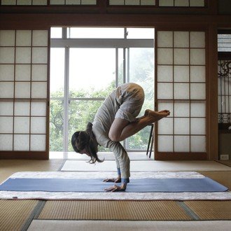 床にゴロゴロしながら骨盤矯正ばりにyoga 貧血やめまい持ちの方もできます 硬い方も挑戦できる 怠け者でも初心者でも 骨盤 を立てるゆるめるを繰り返し 股関節を柔らかくしていくための分 Chandra Note