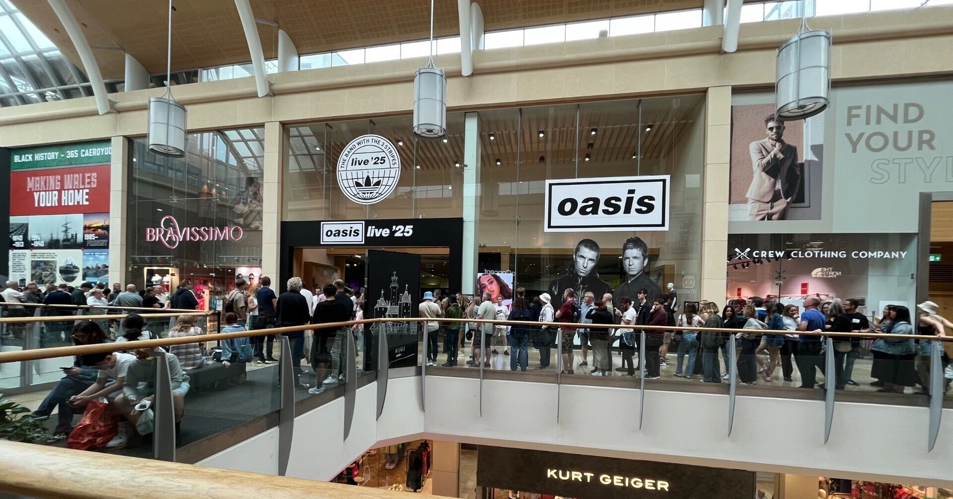 オアシスライブ25、イギリス グッズ販売は沢山ありすぎ、、、｜ささのり