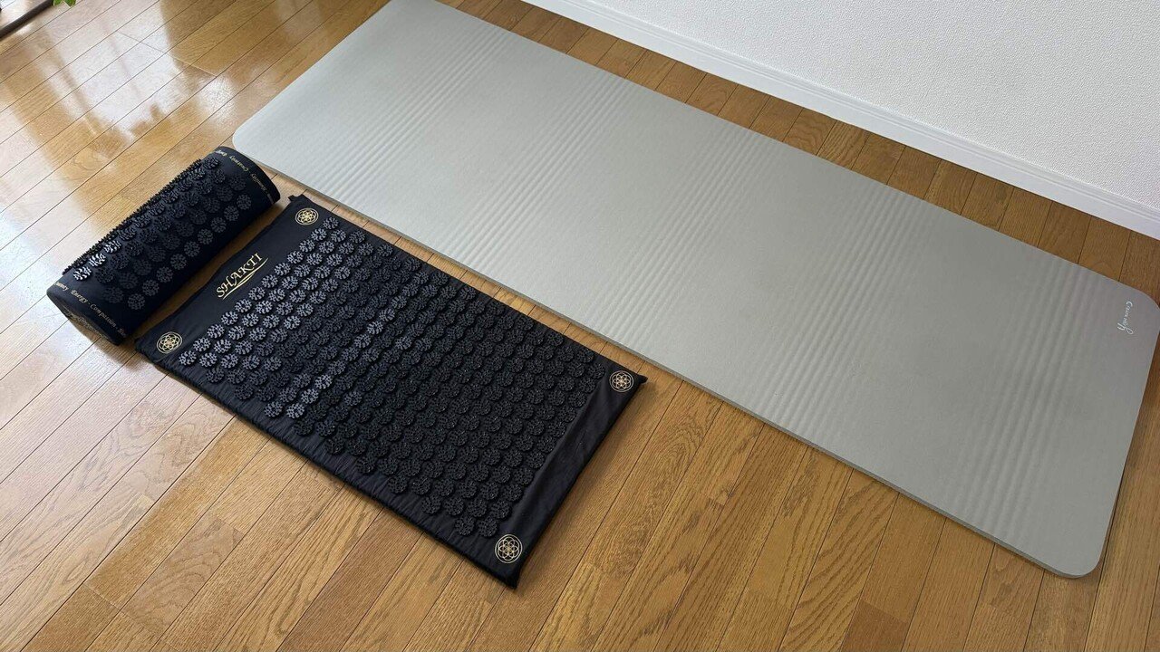 寝転ぶだけで整う？噂のシャクティマット試してみた｜鈴木陽子