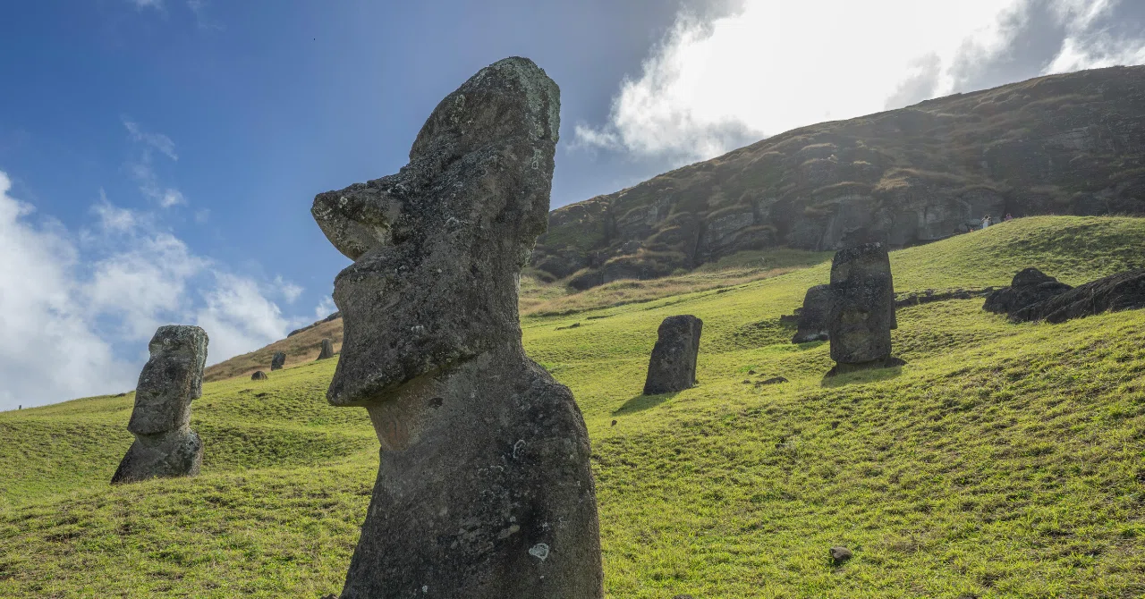 A Random Diary: The Moai Statue｜清水大輝