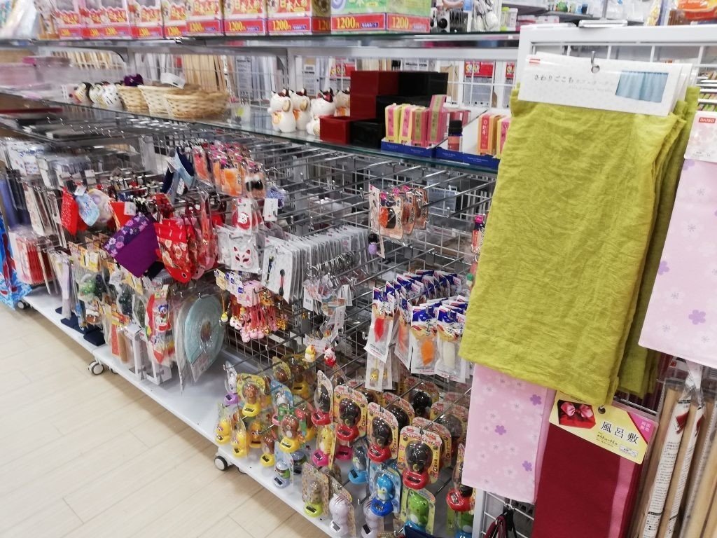 成田空港で100円ショップが必要な時は Railfanguide Note 成田空港で100円ショップが必要な時は Railfanguide Note