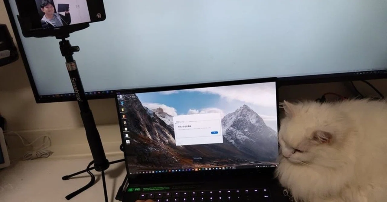 ノートパソコンでオンラインミーティング。顔が大きく映るからカメラを 