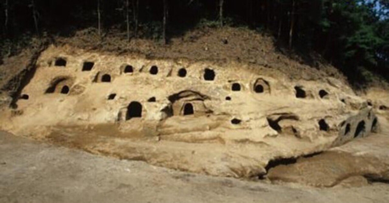 東日本最大級の「地底人の住居」のルーツ（十五郎穴横穴墓群）｜古墳