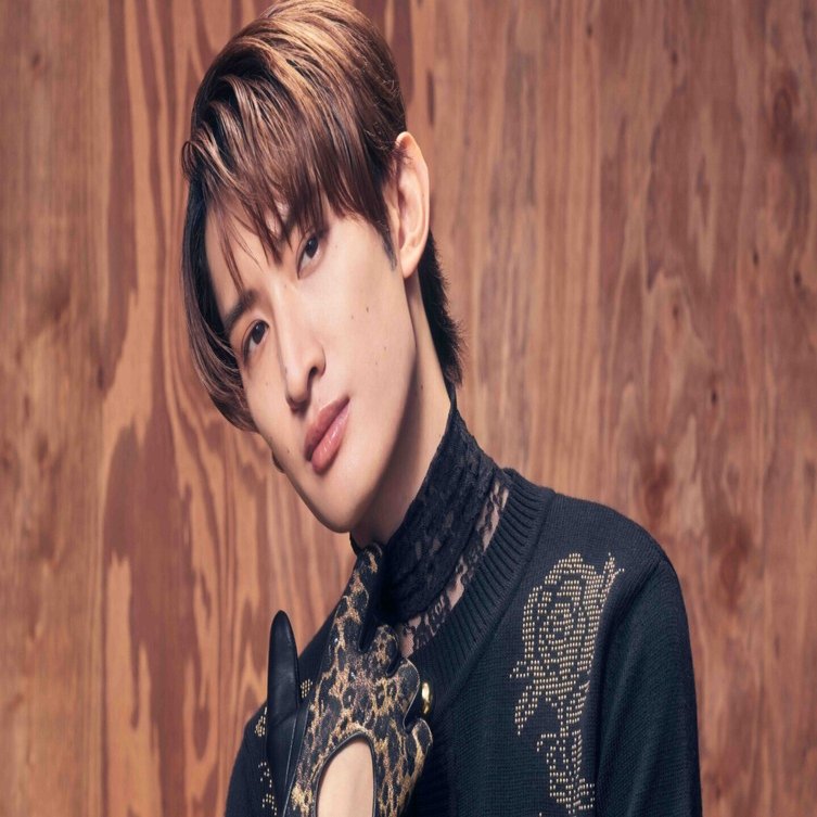 向井康二、場を回す力の正体。 Snow Manの空気を変える人｜美斉津商店