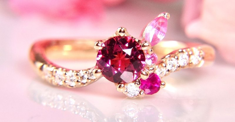 華やかなピンクの花束　ロードライトガーネットのマルチストーンリング