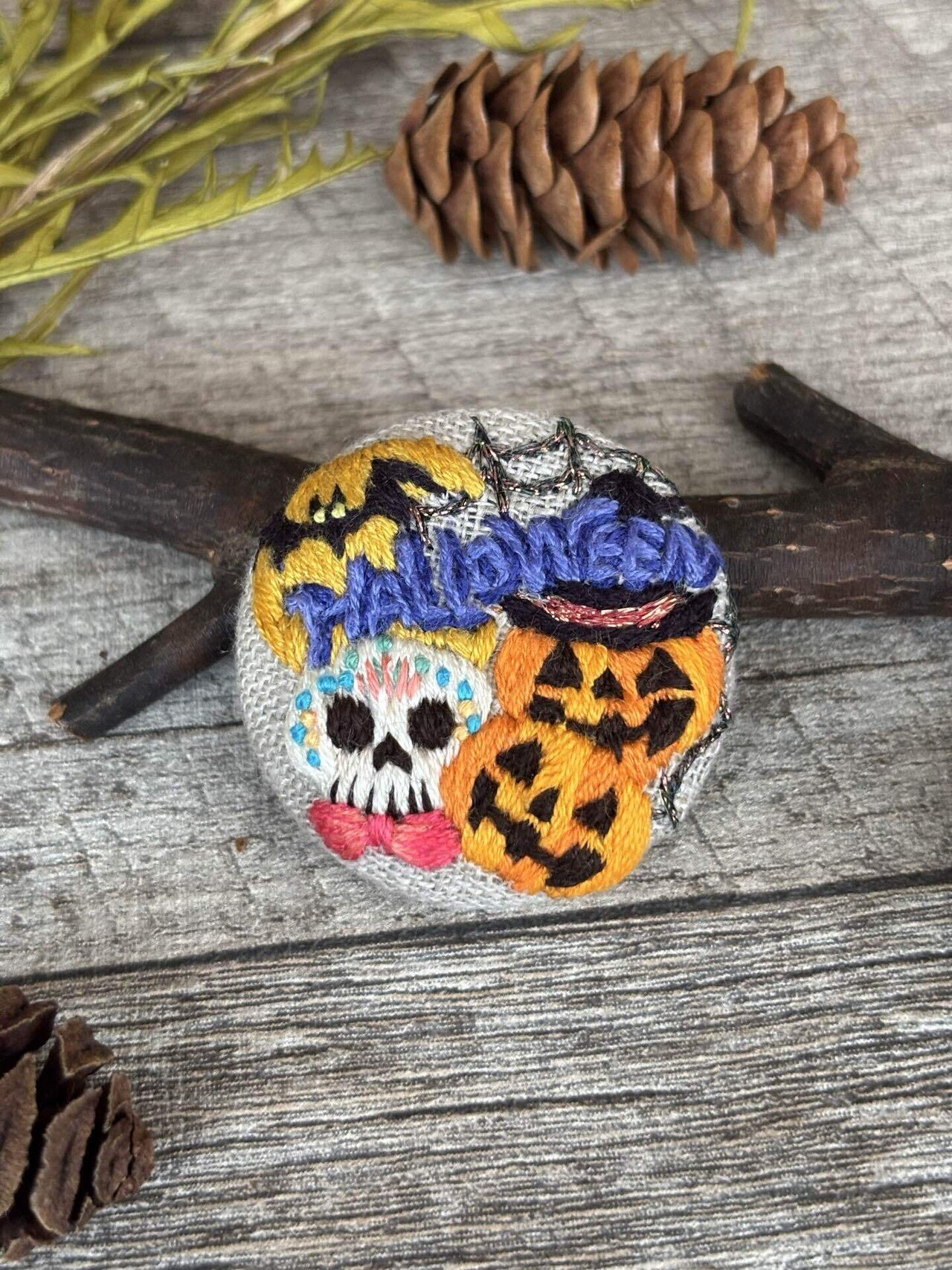 [専用　こり様]くるみボタン 刺繍 フェルト ブローチ キジトラ ハロウィン Amazon.co.jp: 即購入くるみボタン 刺繍 ブローチ ハロウィン