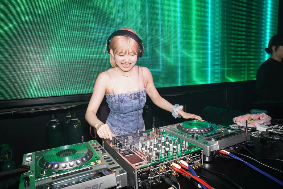 DJ CHIKA が NESTAL で DJ プレイしている様子。選曲やミックスを操る姿。