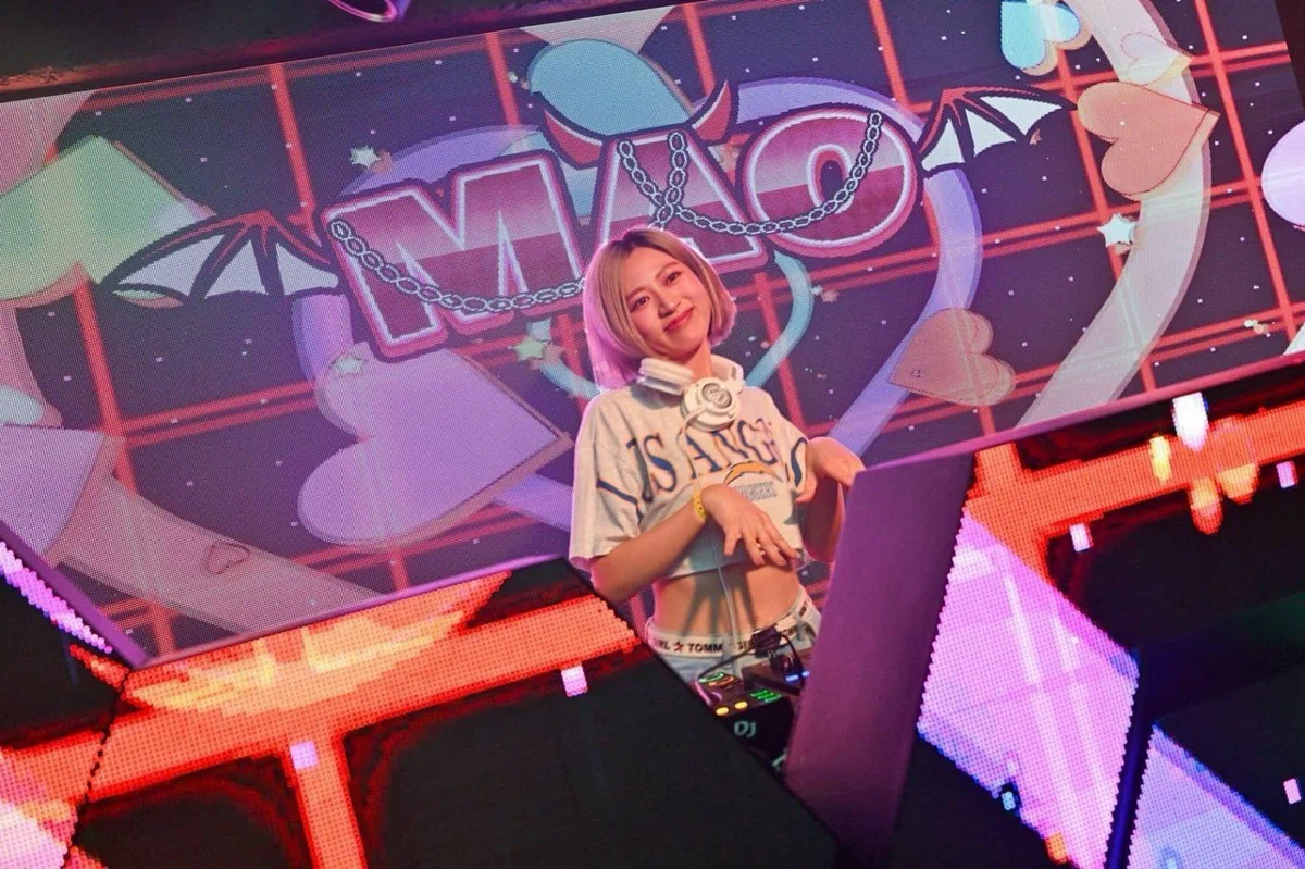 DJ MAO が NESTAL のステージでパフォーマンス中。フロアを盛り上げる瞬間。