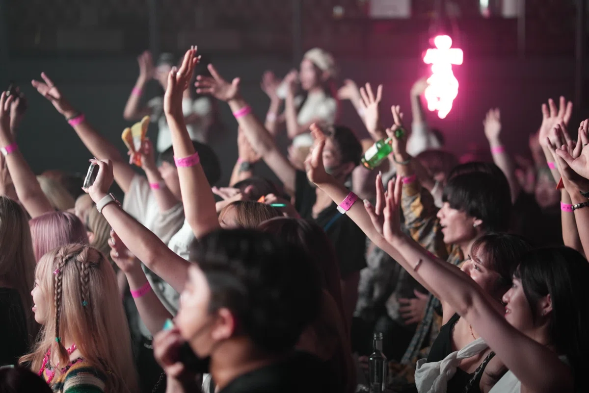 NESTAL のクラブフロアで踊る観客。照明と音響で盛り上がる会場の空気感。