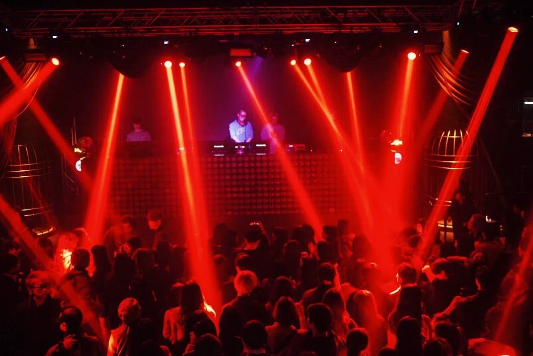 NESTAL のクラブ内照明・スピーカー・空間演出。音響と空間の迫力を視覚で伝える。