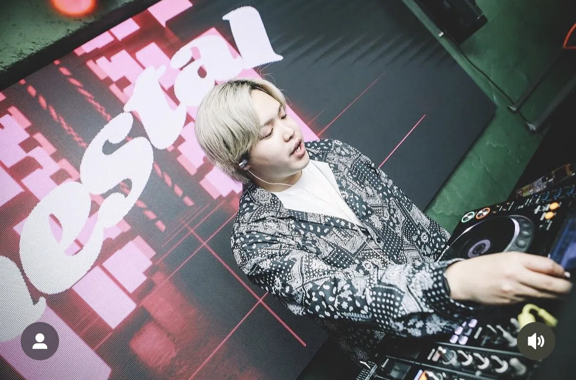 DJ KENDI が NESTAL のステージでパフォーマンス中。フロアを盛り上げる瞬間。