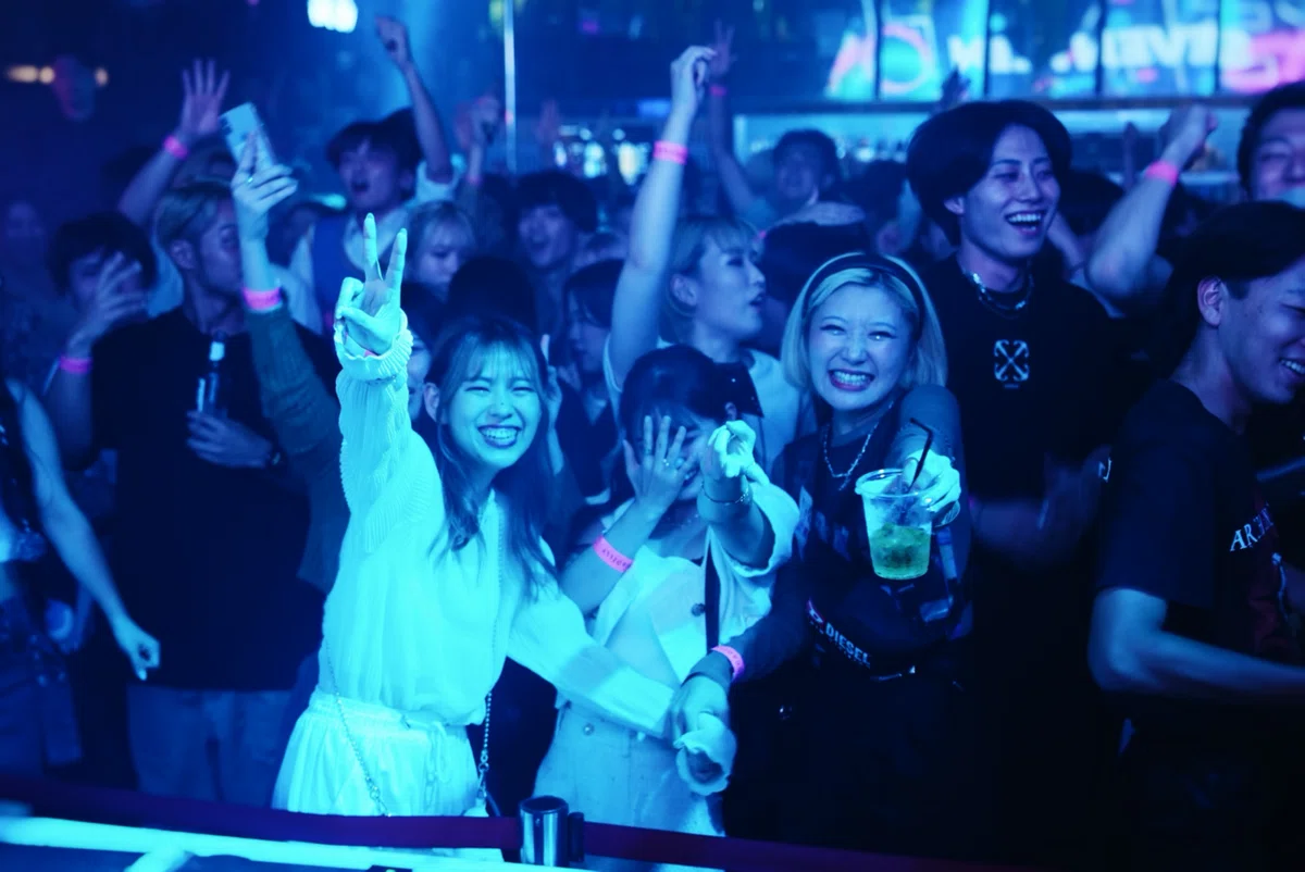 K-POPクラブイベントNESTALの楽しみ方を示す見出し画像。初心者もDJプレイを楽しめる5つのポイントを表現。