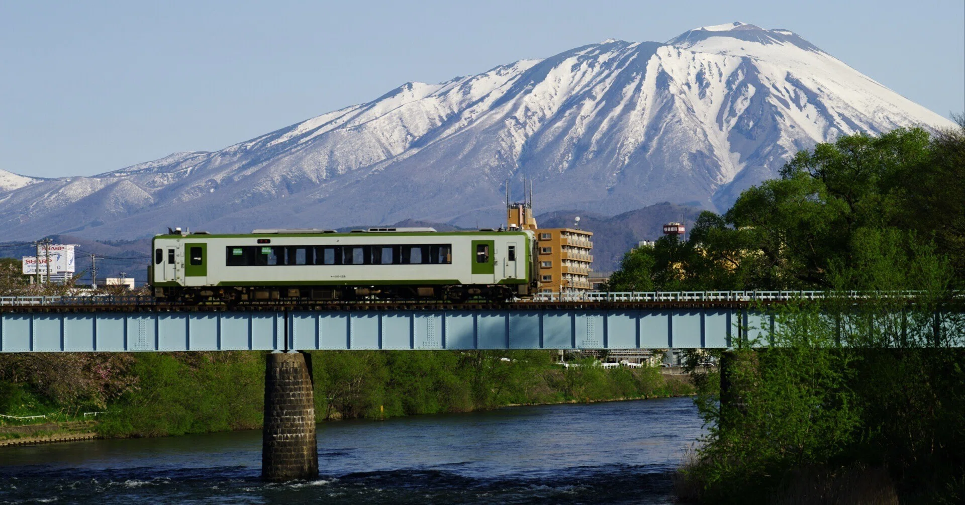 早朝に盛岡市内の橋の上から『岩手山』を眺める ～撮影旅行よもやま話