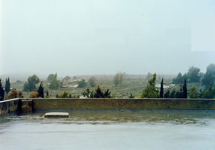 クネイトラのどこかの建物からゴラン高原を望む。あいにくの天気で見えないけど… 1998年12月